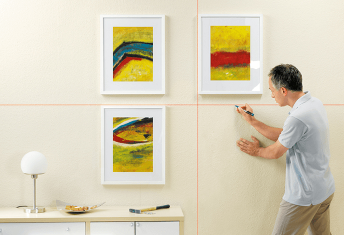 Απεικονίζεται χρήση του χωροστάτη σε τοίχο.